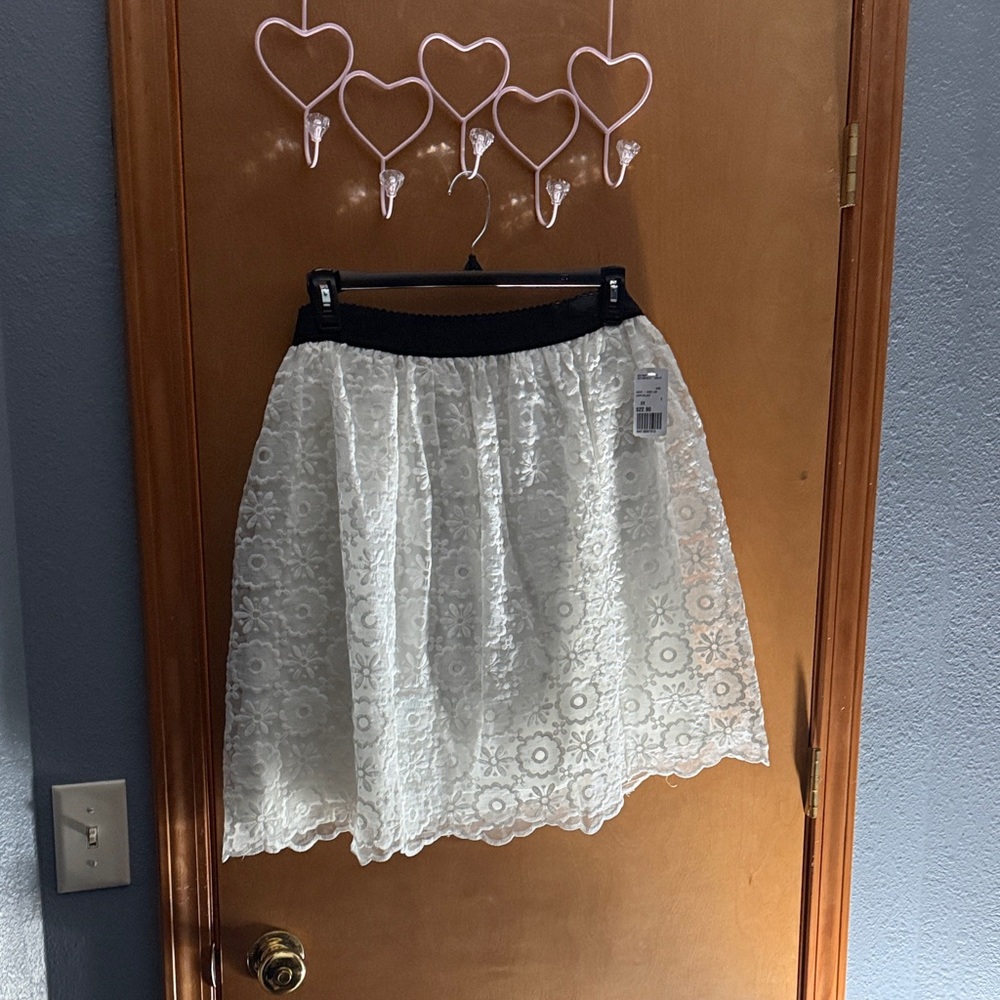 NWT Forever 21 Plus Size White Lace Flower A-Line Skirt with Black Waistband 2X